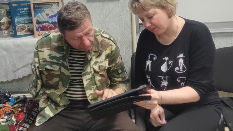 Пореченцы старшего поколения привыкали к сенсорному экрану