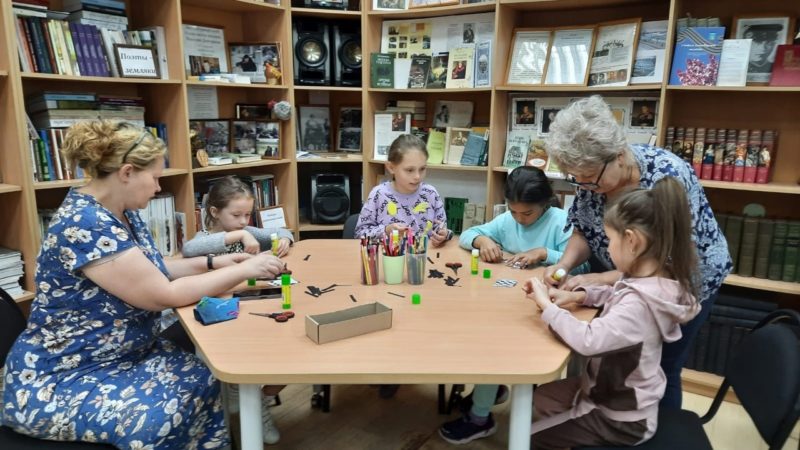 Тучковские ребята рукодельничали с помощью бумажных полосок