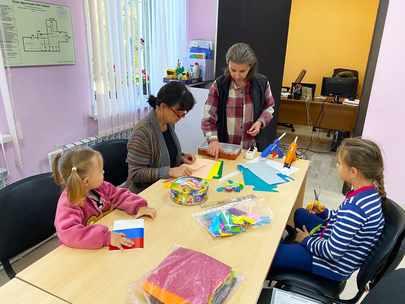 Горбовцы мастерили поделки из фоамирана - РузаРИА - Новости Рузского  городского округа. Фото и видео