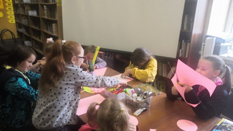 В Дороховской библиотеке изготовили лотосы из бумаги