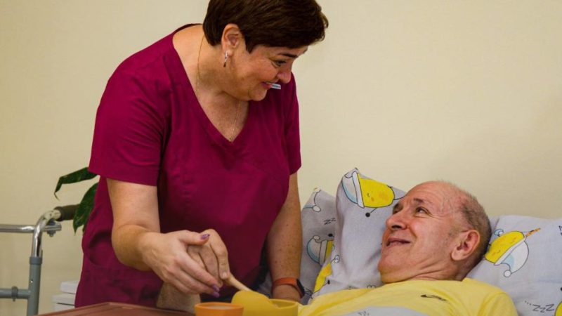 О выплатах тем, кто ухаживает за тяжелобольным человеком