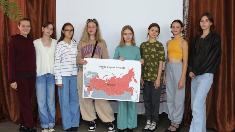 Дороховчане нарисовали плакат «Новая карта России»