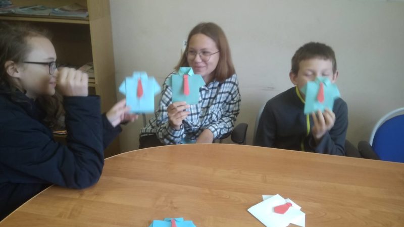 Орешковские ребята делали подарки для пап в библиотеке