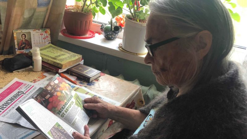 В Сытьково библиотекарь приходит к пожилым читателям на дом