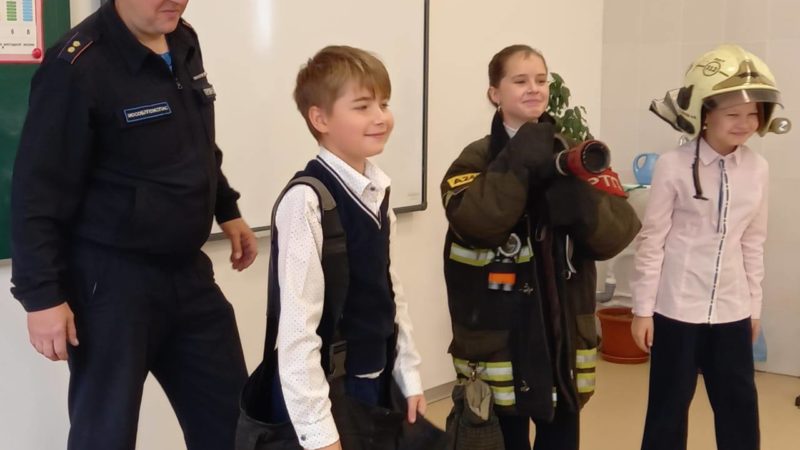 Пожарные ознакомили тучковских школьников с профессией огнеборца