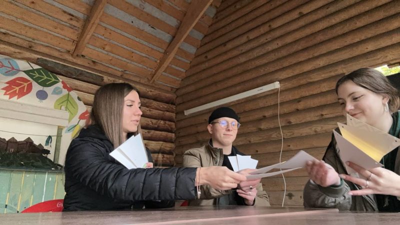 На Городке играли в «Камень, ножницы, бумага»