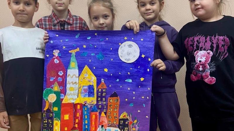 Юные ружане создали панно «Осенний город»