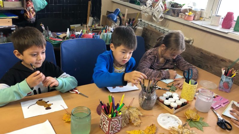 Юные космодемьянцы мастерили подарки бабушкам