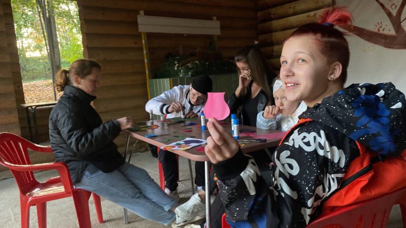 Посетители Городка делали аппликацию «Осенние цветы»