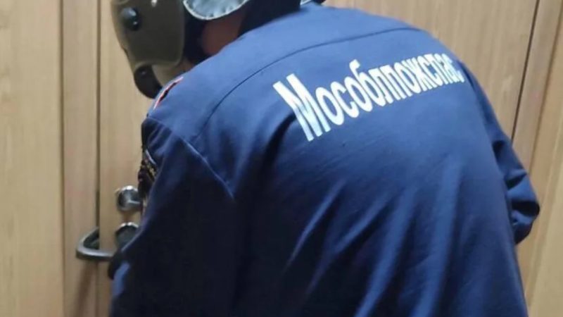 Сотрудники Мособлпожспас освободили бабушку из запертой квартиры