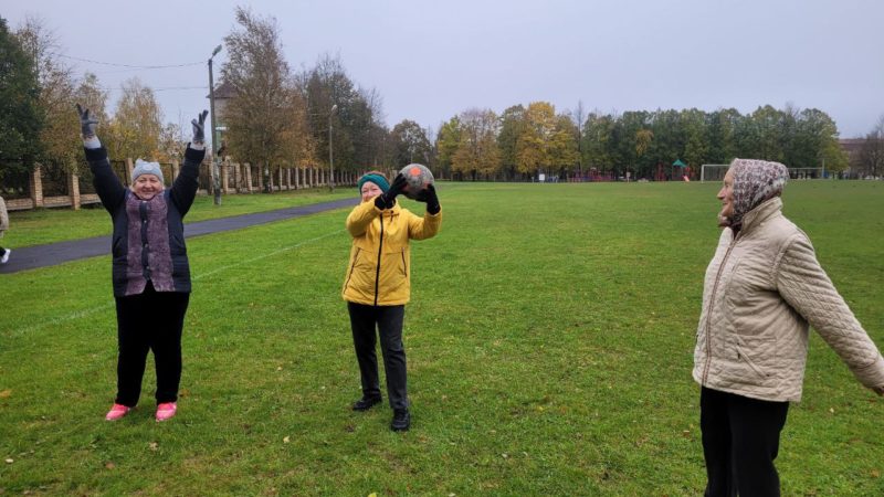 Долголеты занимаются физической культурой на стадионах