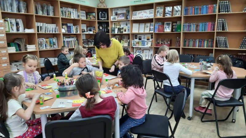 Папы тучковских школьников получили оригинальные открытки