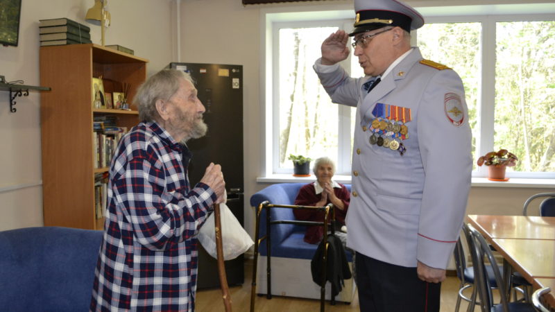 Ветераны рузской милиции поздравили со 101-летием ветерана Великой Отечественной войны Евгения Дурасова