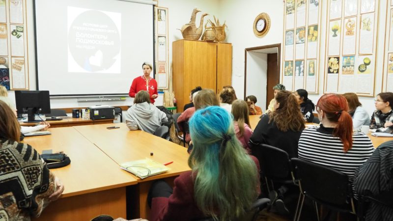 Студентам МГКИ рассказали о деятельности волонтеров