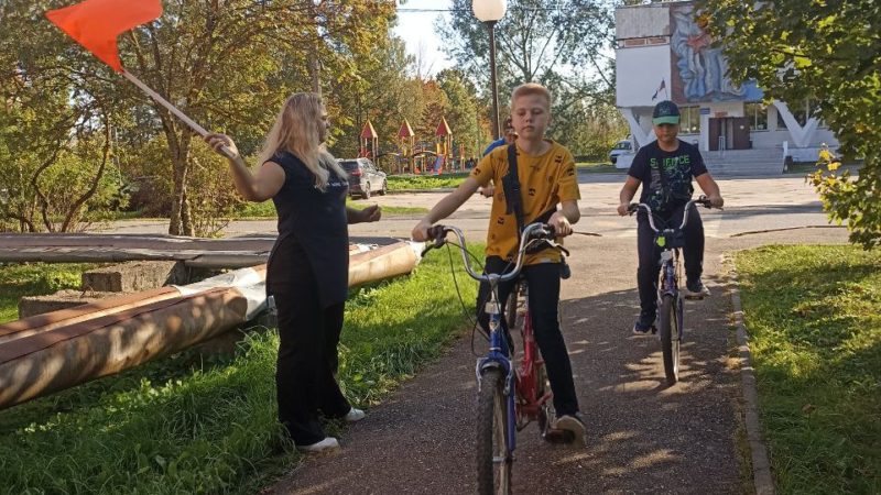 Юные космодемьянцы читают и катаются на велосипедах