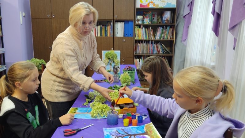 Юные колюбакинцы мастерили осенние деревья