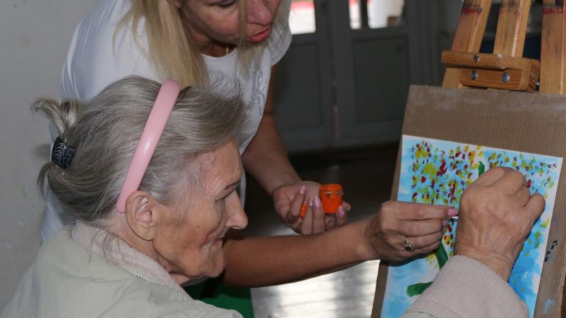Дороховские пенсионеры рисовали осеннее дерево