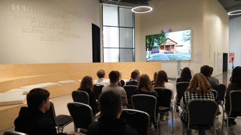 В музее «Зоя» школьникам провели обзорную экскурсию по экспозиции