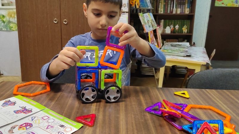 В Краснооктябрьской библиотеке играют дети и взрослые