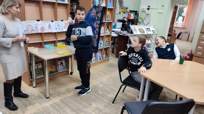 Тучковские школьники играли и расписывали матрешек в библиотеке