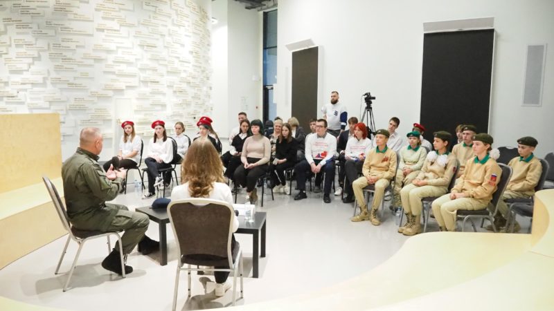 Юнармейцы встретились с героем в музейном комплексе «ЗОЯ»