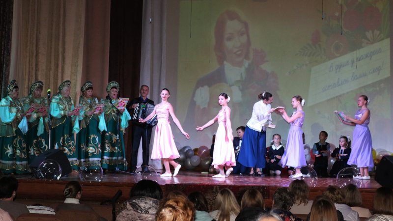 В Дороховском ДК звучали песни для учителей