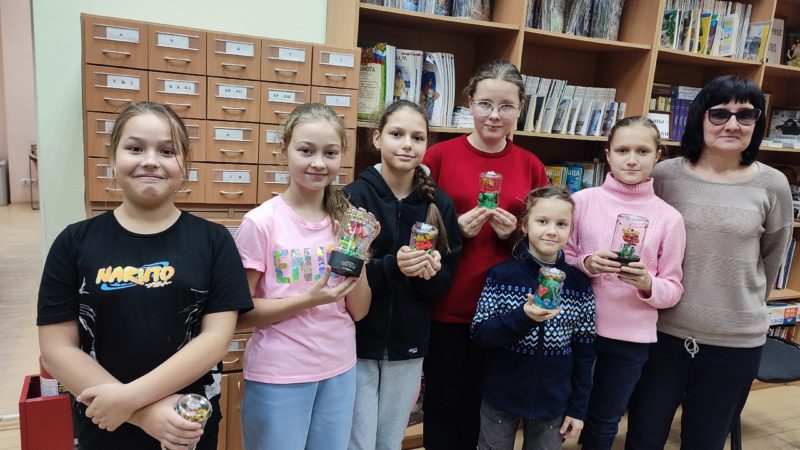 В Тучковской библиотеке вспомнили «Аленький цветочек» и сделали сувениры