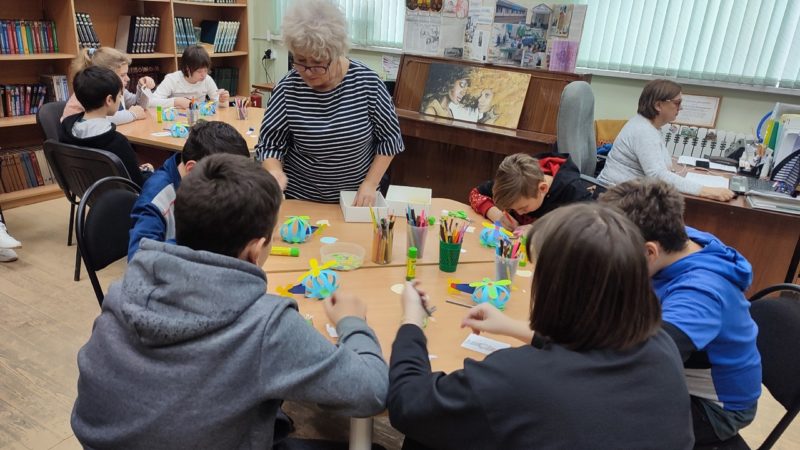В Тучковской библиотеке мастерили вертолетики
