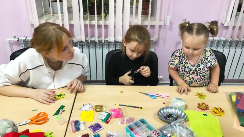 Горбовцы мастерили украшение из фетра