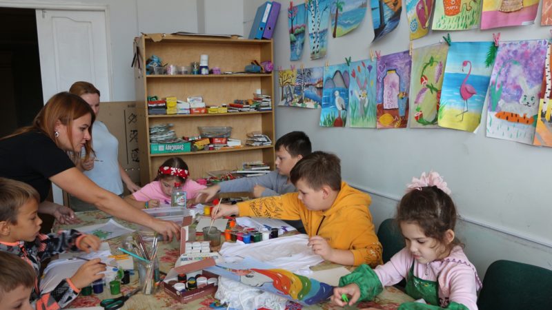 Дороховчане наносили рисунки на футболки