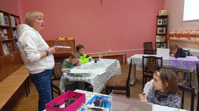 В Рузской библиотеке подписывали открытки каллиграфическими перьями