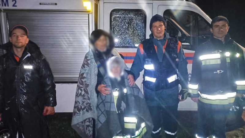 Спасатели вывели из леса заблудившихся грибников