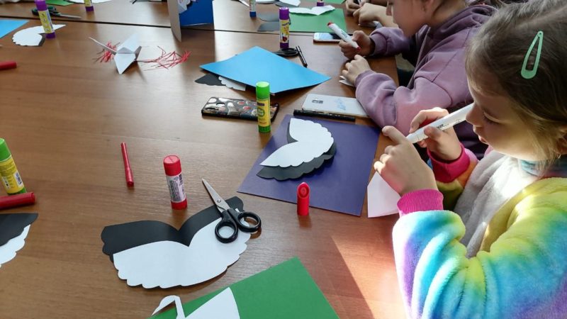 Юные ружане делали открытки-журавлики