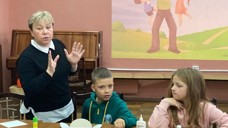 Юные ружане выразили любовь и уважение к папам через открытки