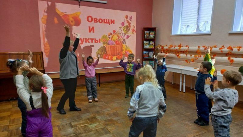 Рузских дошколят в библиотеке научили собирать урожай