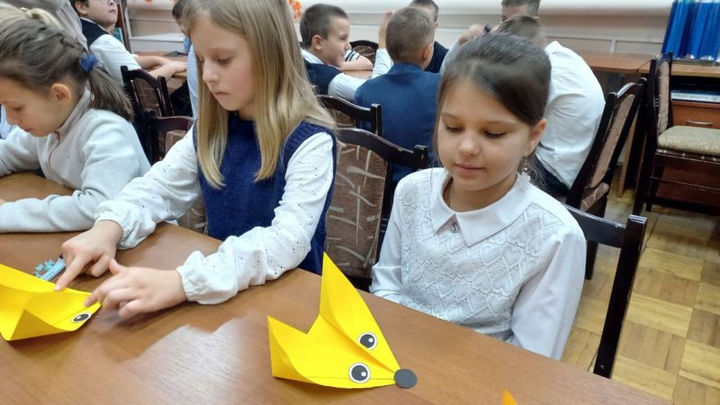 В Рузской библиотеке инсценировали «Ворону и лисицу» с самодельными героями