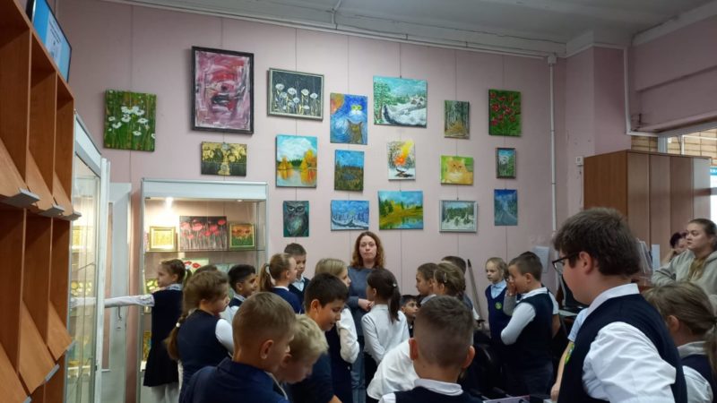 В Рузской библиотеке не только берут книги, но и смотрят картины