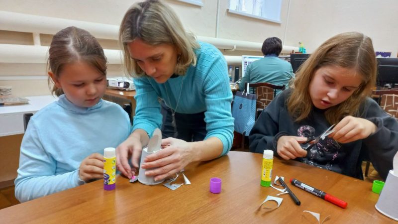 Юные ружане делали игрушки из бумажных стаканчиков