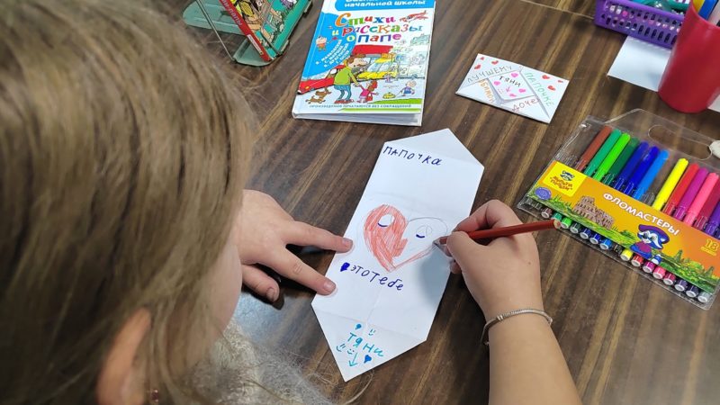 Ребята Поречья делали открытки для пап в библиотеке