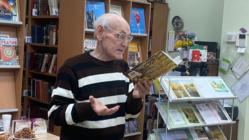 В Тучковской библиотеке звучали стихи и песни в авторском исполнении