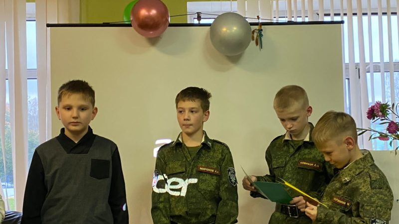 Брикетские школьники трогательно поздравили пап