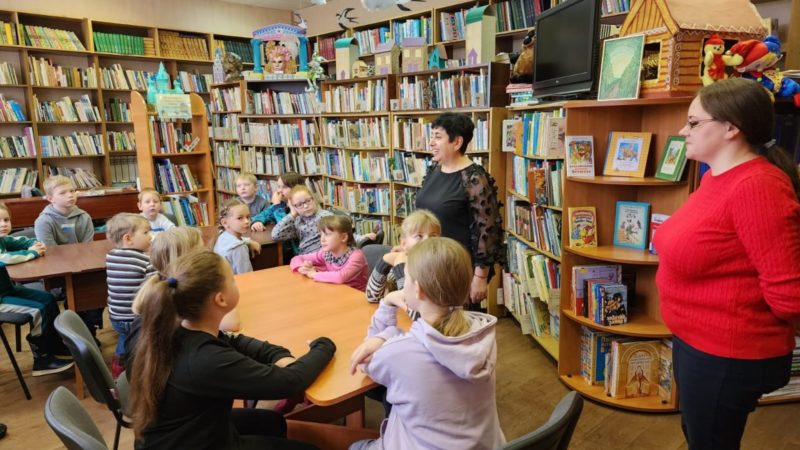 Юные дороховчане выполняли интересные задания  в библиотеке