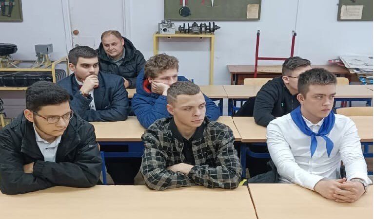 Колюбакинские школьники ознакомились с профессией мастера по ремонту автомобилей