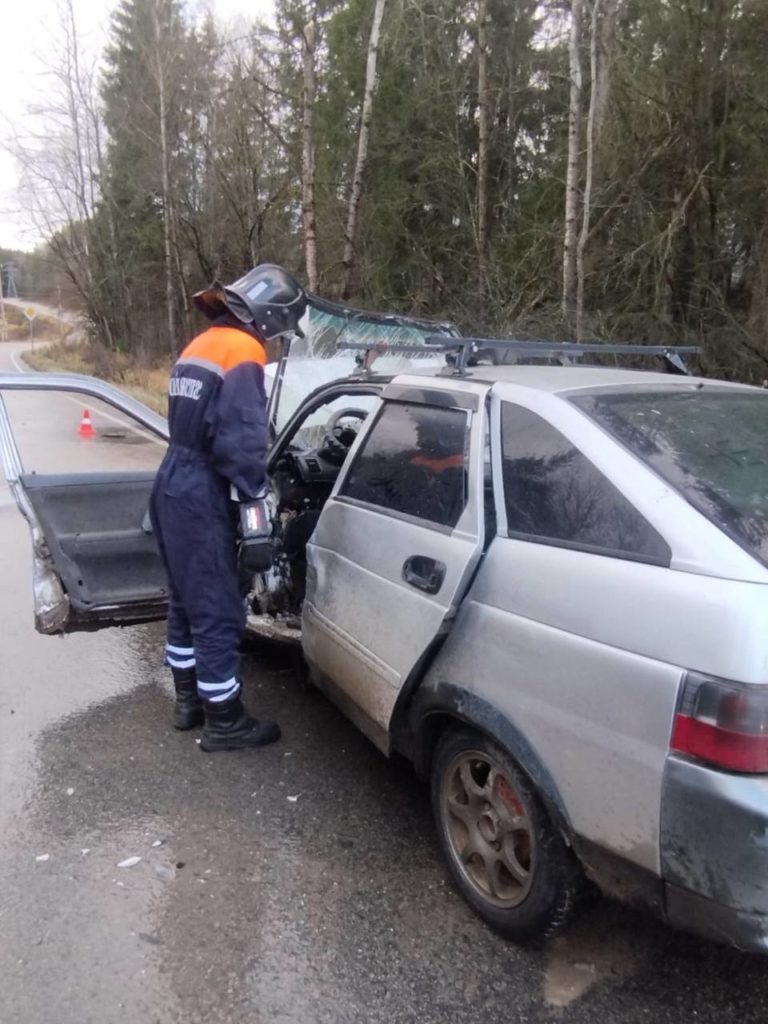 Спасатели вызволили из машины водителя, пострадавшего в ДТП - РузаРИА -  Новости Рузского городского округа. Фото и видео