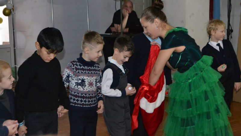 Дороховские первоклассники получили угощение от Деда Мороза