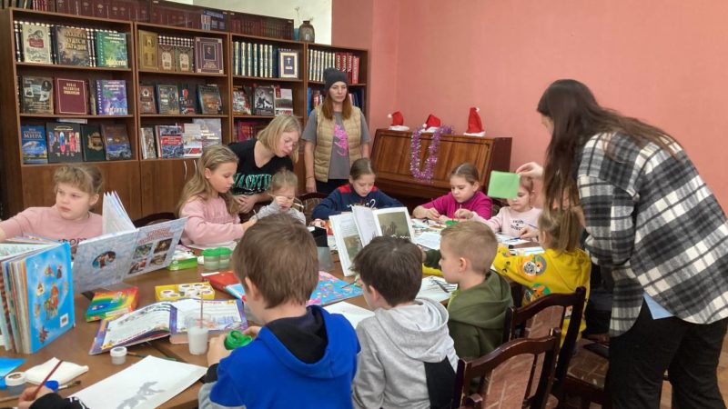 Рузские ребята рисовали для Деда Мороза