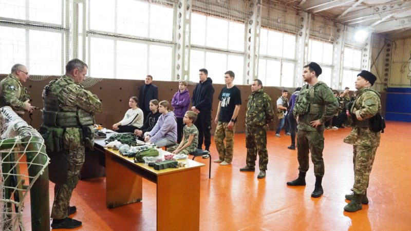 Ружан обучают военному делу