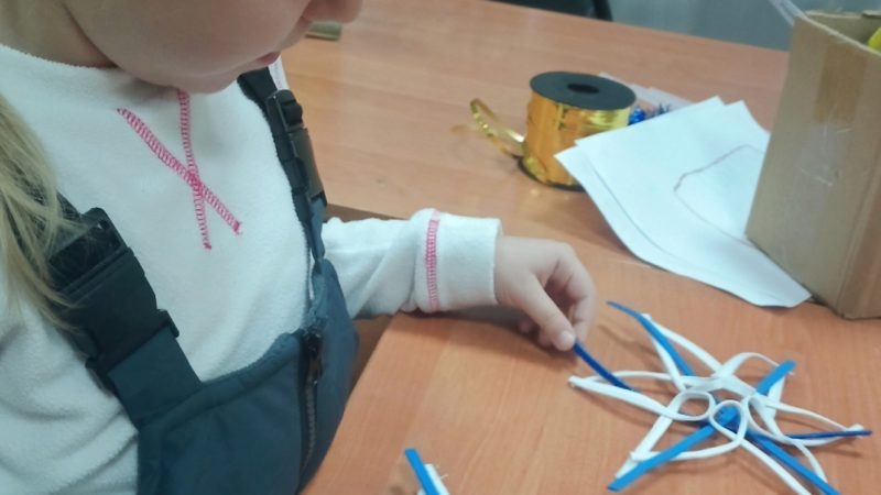 Юные брикетцы делали снежинки и дракончиков