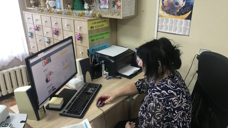 Никольцы старшего поколения осваивают интернет в библиотеке