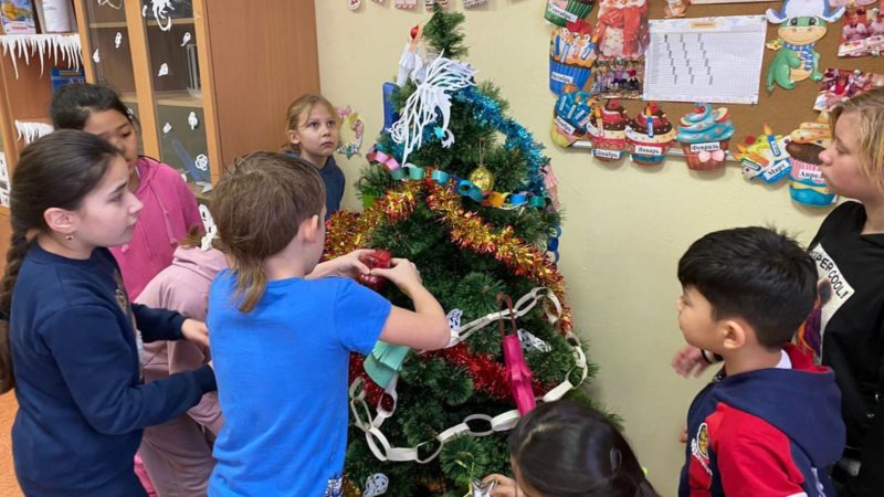 Дороховские школьники получили подарки от тайного Деда Мороза